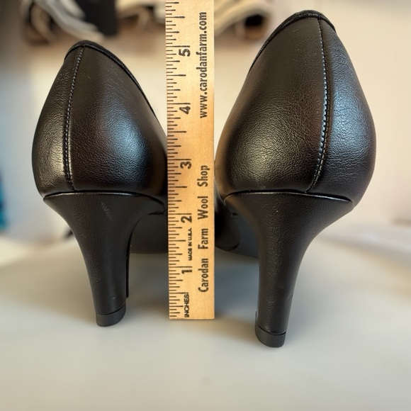 Easy Street Classic Nobel Black Pointed Toe Kitten Heels 7.5 M Wedding Office - Picture 3 of 9